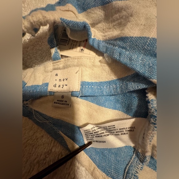 A New Day Women's Small Beach
Bungalow Linen Blend Blue & White Bra Tank Top - Picture 5 of 5